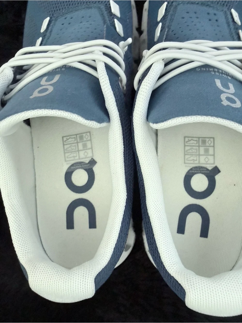 On Cloud Sneakers in navy Blue and White size 6.5